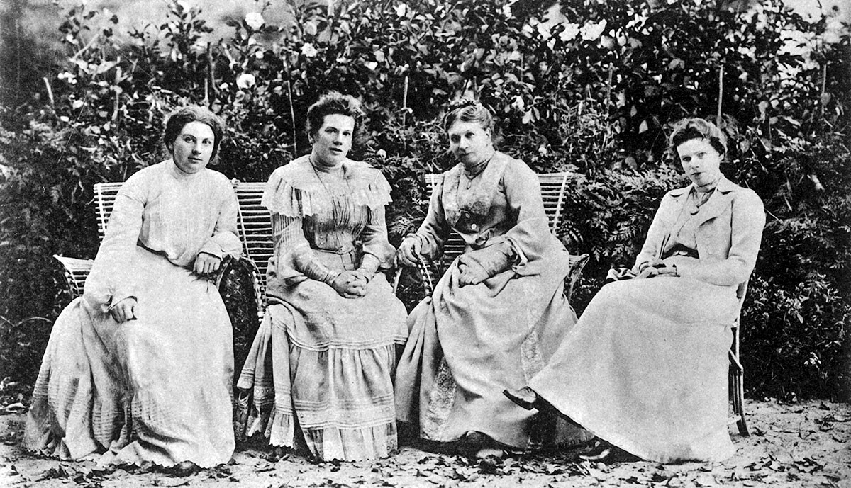 From left to right: Alexandra Tolstoy, Tatiana Tolstoy, Sophia Tolstoy (wife), Maria Tolstoy