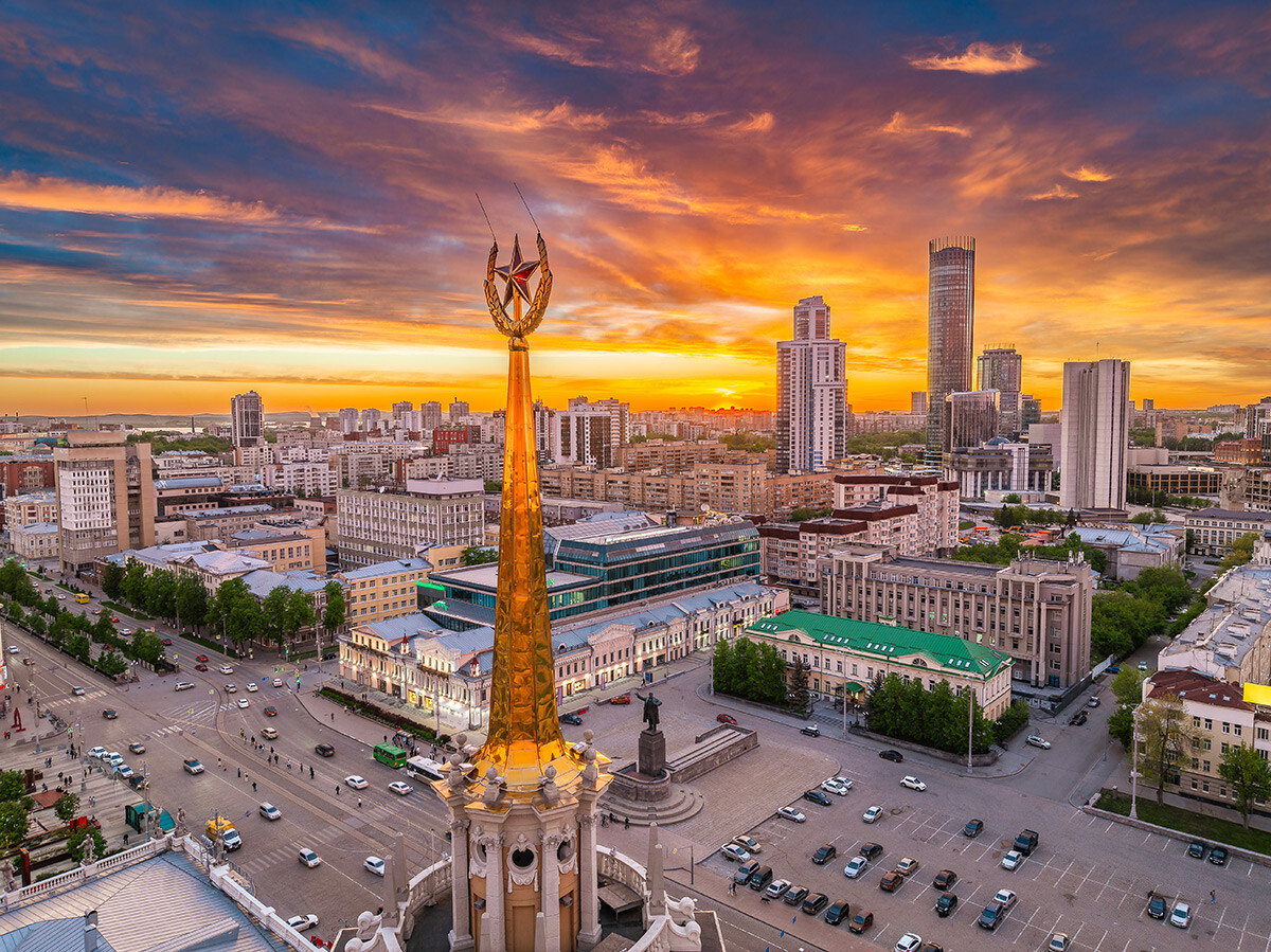  Administración de Ekaterimburgo, la plaza central y las torres de la ciudad de Ekaterimburgo en la noche de verano. Vista aérea.