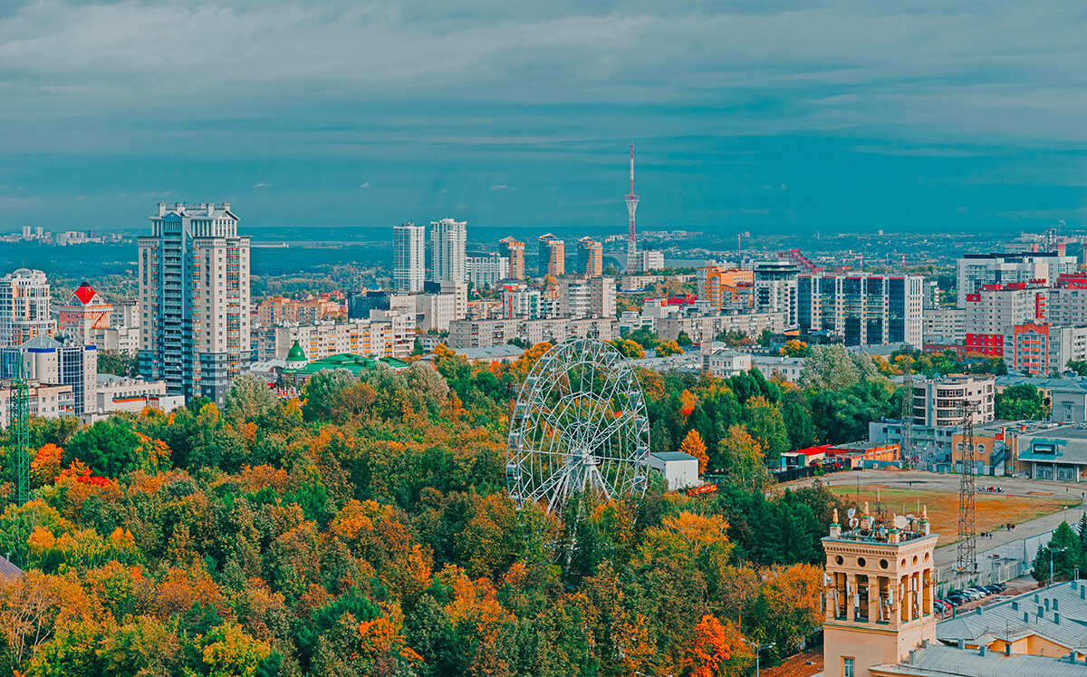 Vista del parque central de Perm desde arriba.