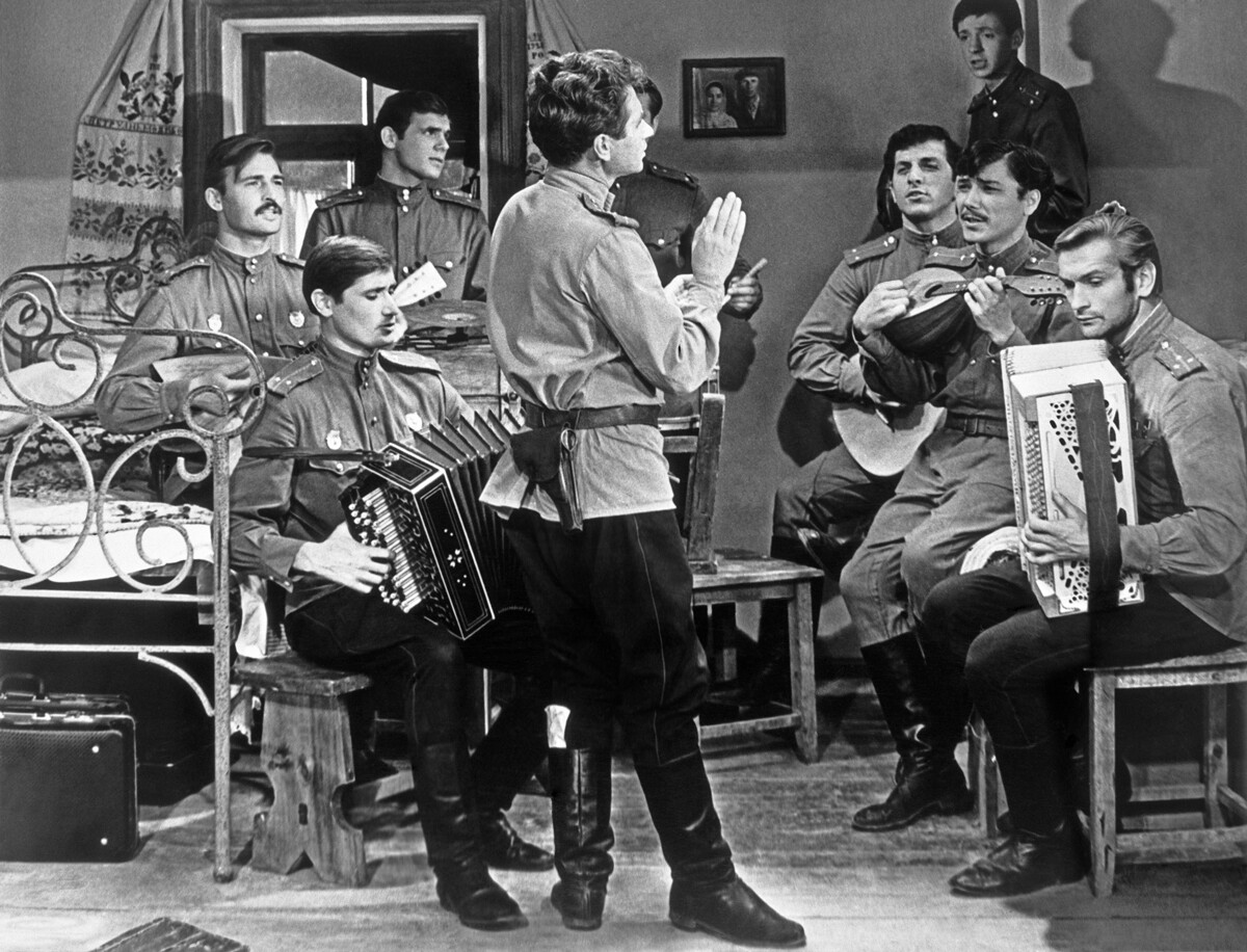 Fotograma de la película 'Sólo los viejos entran en combate', 1973. Estudio cinematográfico de Dovzhenko. Leonid Bykov (centro), director e intérprete del papel principal del capitán Titarenko.