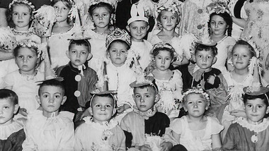 How did parents sew New Year costumes for their children in the USSR?