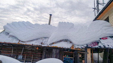 Rooftop snow sculptures created by a savvy resident of the Urals (PHOTOS)