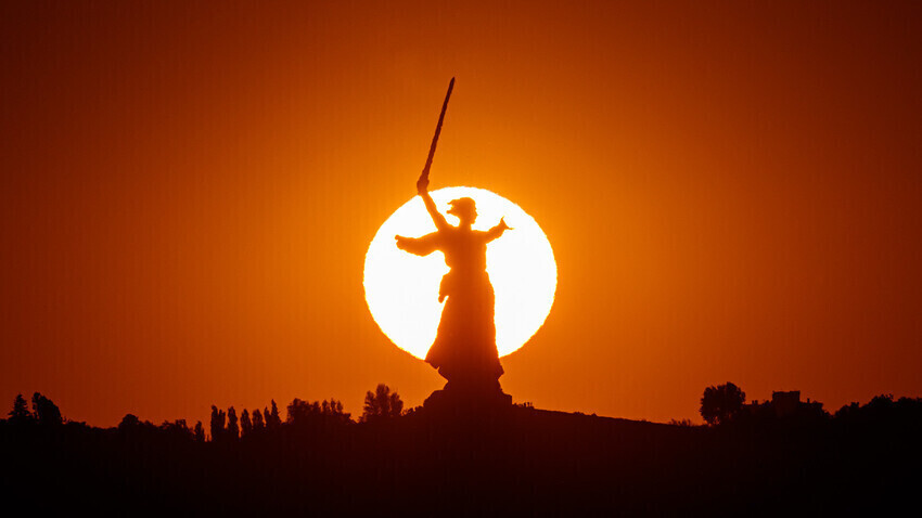 
Monumen "Tanah Air Memanggil/Motherland Calls" di Mamaev Kurgan, Volgograd.