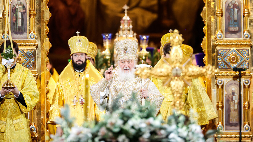 Moskva. Patriarh Moskve in vse Rusije Kirill (v sredini) med prazničnim bogoslužjem ob praznovanju božiča v katedrali Kristusa Odrešenika