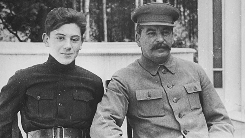 Vasilij Stalin (1921-1962) con il padre Iosif
