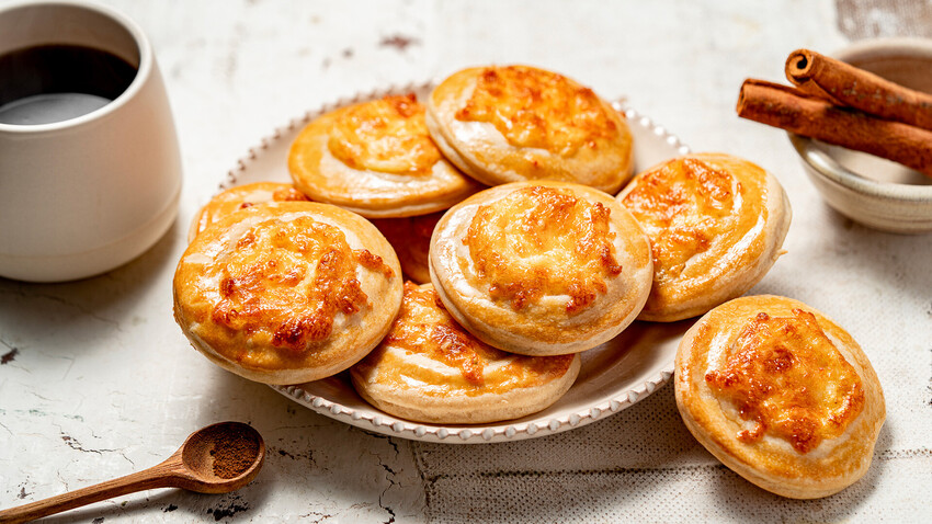 If you love fluffy buns, then try this ethnic regional recipe for a comforting snack – buns with cheese and cinnamon.