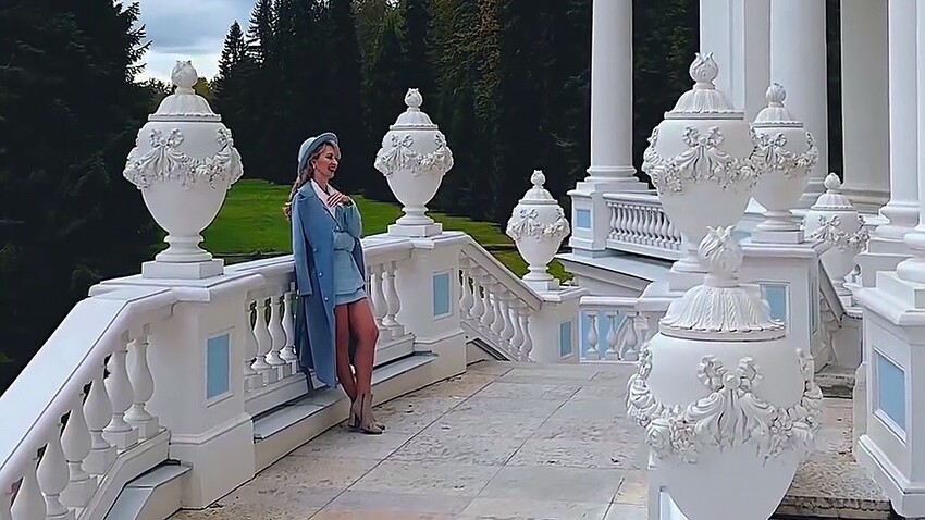 Lepe dame na sprehodu po posestvih