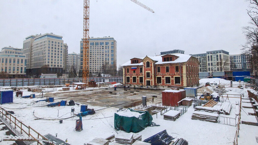 A historic house was MOVED for the first time in St. Petersburg