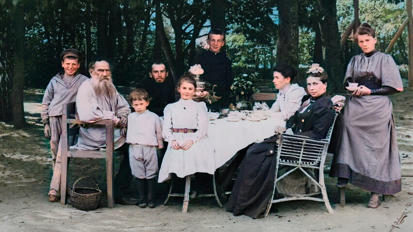 Слева направо: Миша, Лев Толстой, Лев, Андрей, Татьяна, Софья Андреевна Толстая, Мария. На 1-м плане Ванечка и Александра. 1892  
