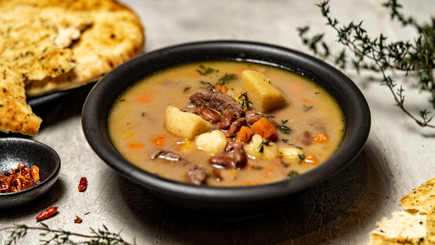 Mix beans, meat, potatoes with aromatic thyme and milk – an unusual winter soup from the Caucasus. 