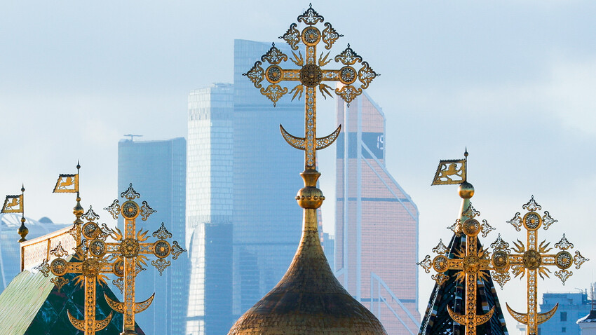 Las cúpulas de la catedral Verjospasski en el territorio del Kremlin de Moscú. 