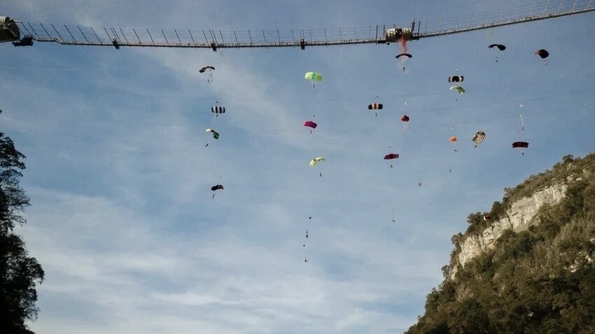 BASE jumping v mestu Soči