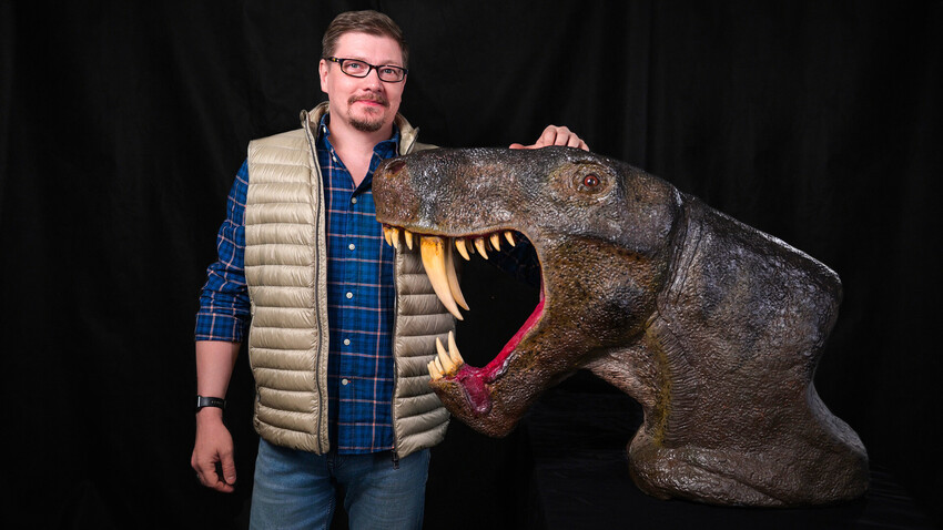 A Russian paleo-sculptor makes figures of PREHISTORIC animals - Vimarsana News