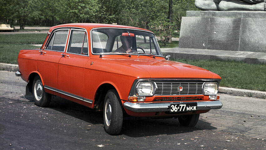 Sovjetski putnički automobil "Moskvič-412". Proizvodio se u Moskvi u tvornici AZLK od 1967. do 1976. i u Tvornici automobila u Iževsku od 1967. do 1997. godine. 