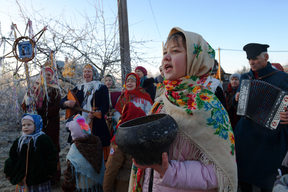 Participants aux Sviatki dans le village de Lojgolovo, région de Leningrad 