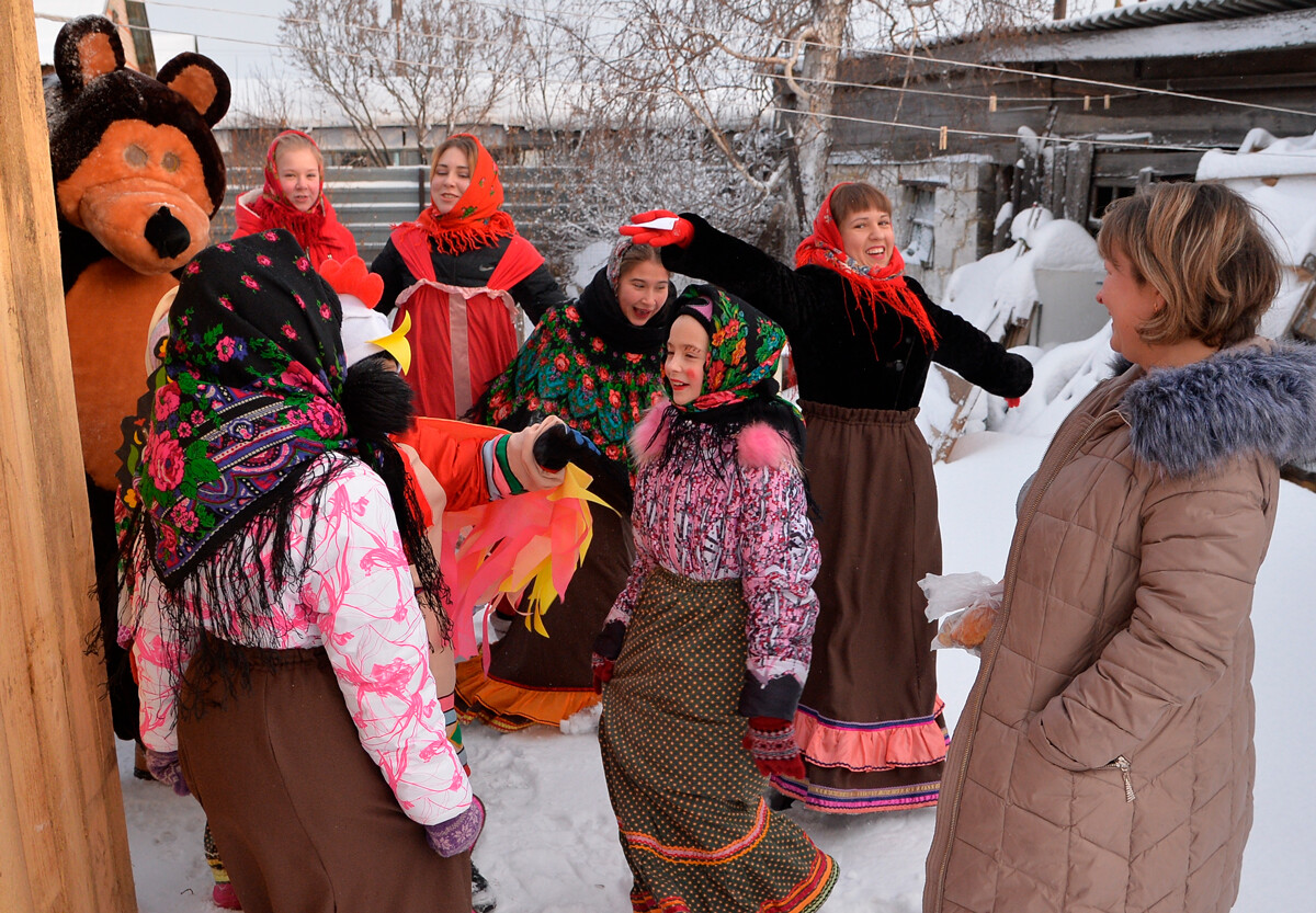 Participants aux koliadki dans le village de Petrovskoïé, région de Tcheliabinsk 