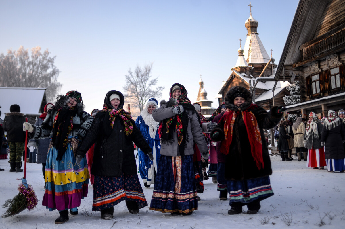 Participantes aux Sviatki dans le Musée de l'architecture traditionnelle en bois Vitoslavlitsy, région de Novgorod