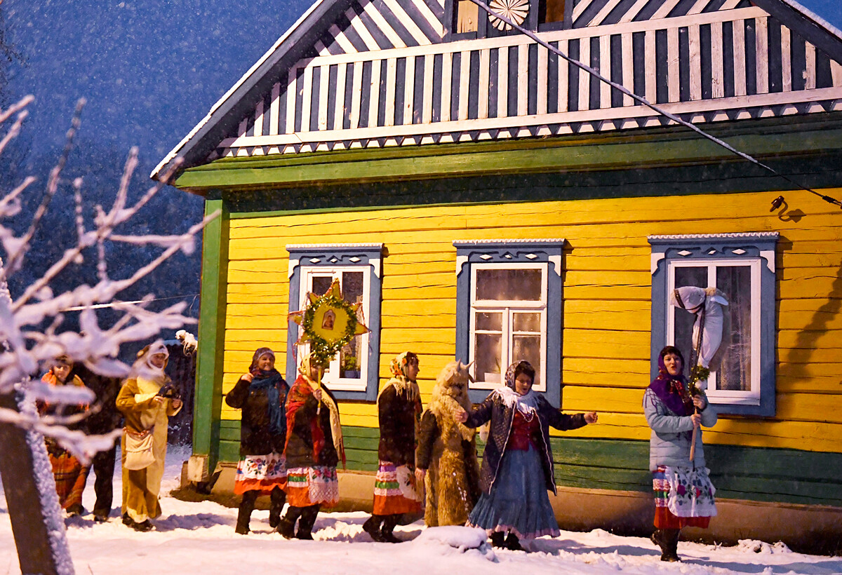 Résidents du village de Pogost (Biélorussie) à la veille de l'Ancien Nouvel An