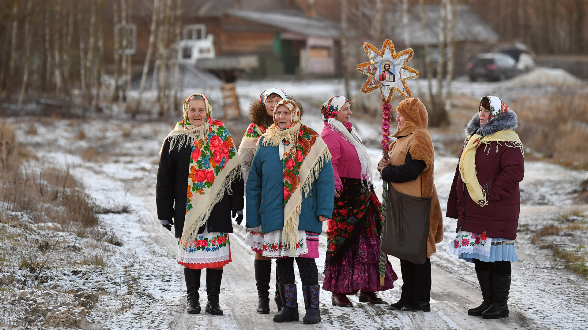 Participantes aux koliadki à Pribolovitchi (Biélorussie)