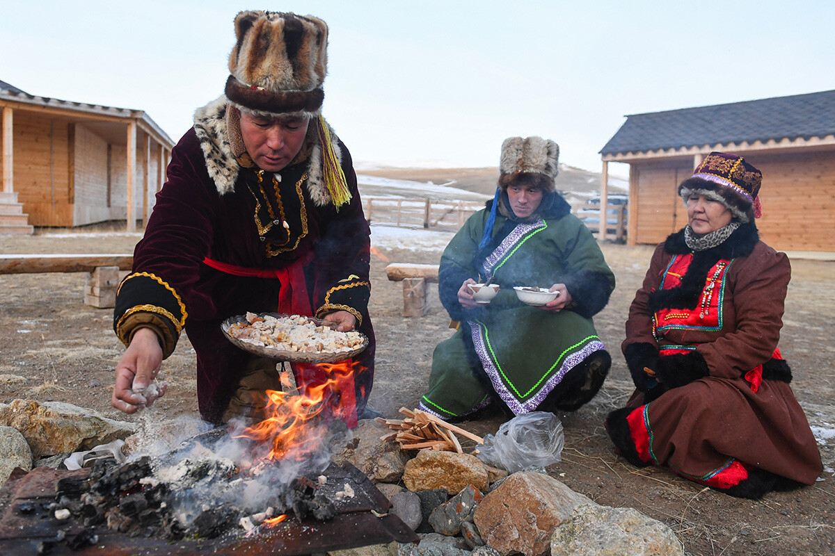 Residenti locali conducono un rito durante la celebrazione del Chaga Bairam, una festa di Capodanno secondo il calendario lunare, nel Parco Nazionale Sayljugemskij, distretto di Kosh-Agakh, Repubblica dell’Altaj