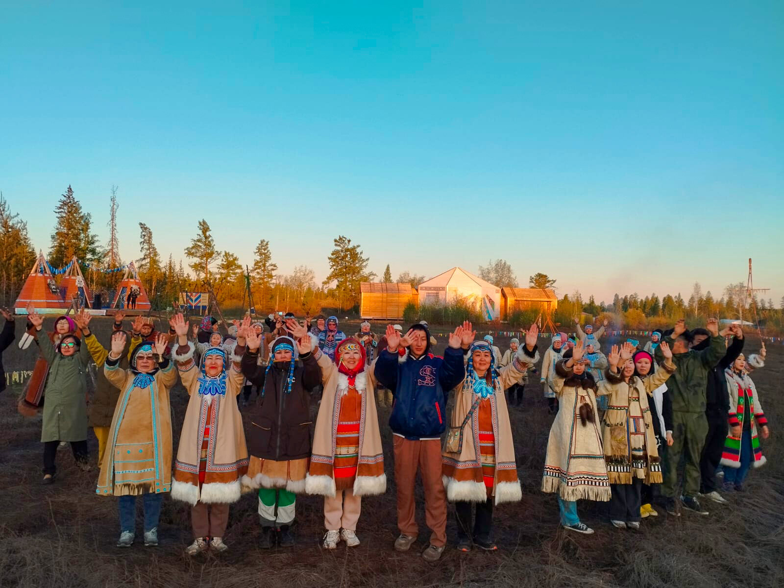 La tradizionale festa degli Evenchi del “Bakaldyn” simboleggia la rinascita della natura dopo il lungo inverno. La parola si traduce con “incontro”, ed è sia un incontro con il sole che con le famiglie e i membri del clan