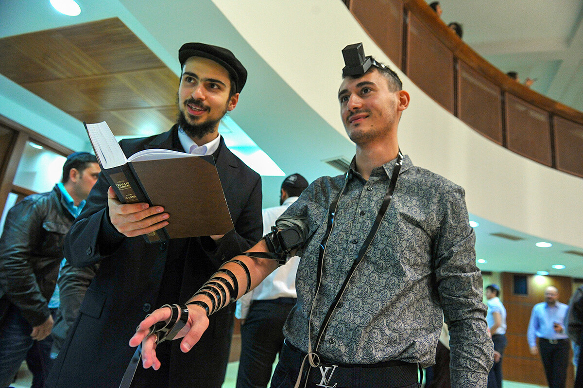 Giovani prima della celebrazione di Rosh haShana, il capodanno ebraico, presso il Centro della comunità ebraica di Mosca
