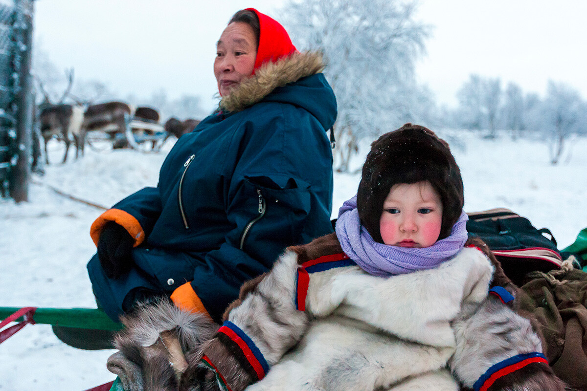 Circondario autonomo Jamalo-Nenets:  bambino nell’allevamento di renne di Kharp, nei pressi del villaggio di Krasnoe