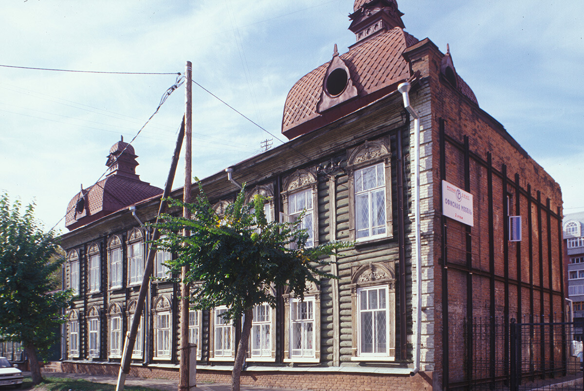 I. Rumah F. Mashinsky, Jalan Pushkin 26. Perhatikan tembok bata di sisi kanan. Foto: 18 September 1999