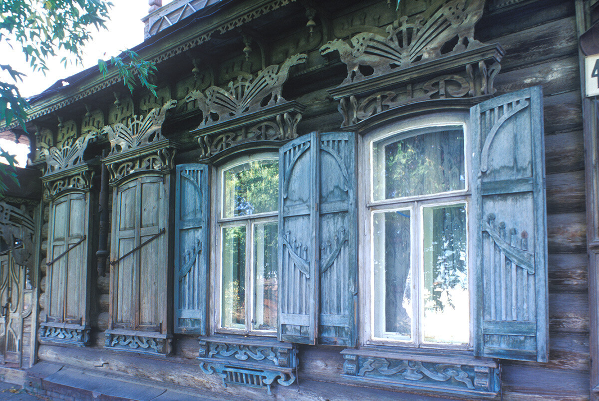 Rumah kayu, Jalan Michurin 48. Jendela dengan daun jendela 