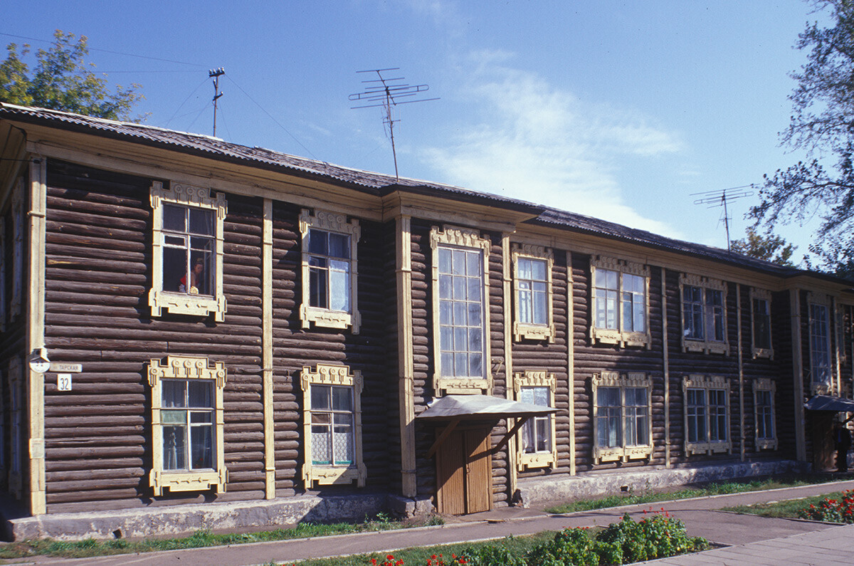 Gedung apartemen kayu, Jalan Tara 32. Dibangun pada awal periode Soviet; sekarang sudah dihancurkan. Foto: 15 September 1999