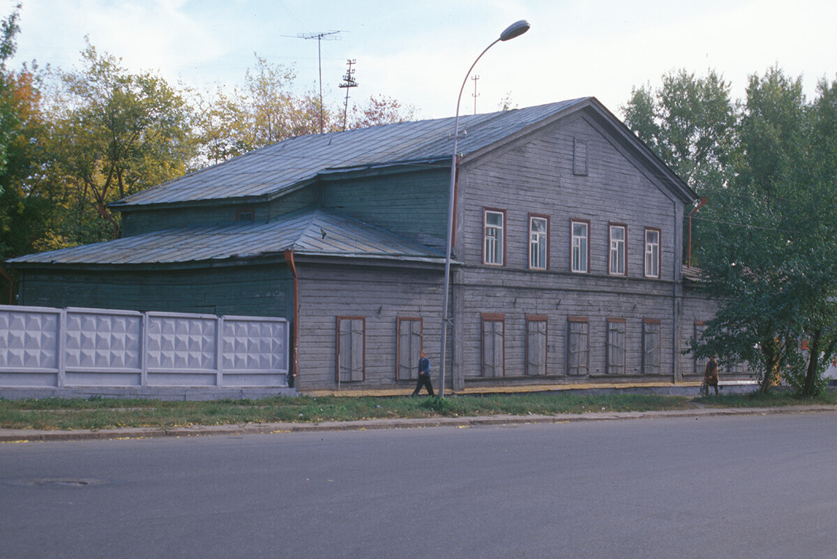 Bangunan tentara dari kayu (barak, rumah sakit). Foto: 18 September 1999