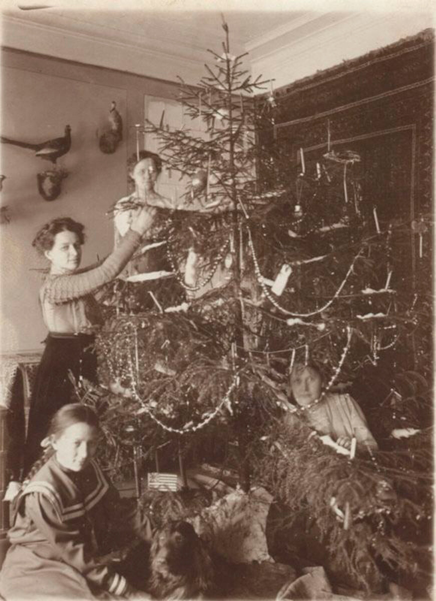商人の家でクリスマスツリーの装飾、１９１０年