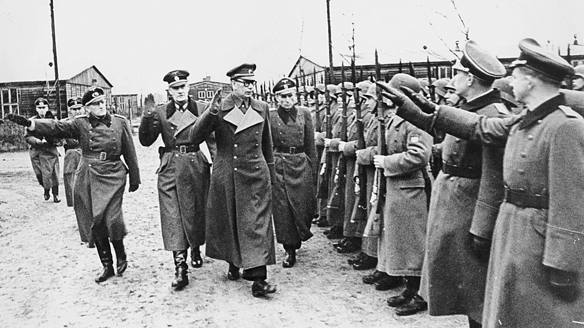 El general Andréi Vlásov junto con oficiales alemanes acepta el desfile de las unidades del ROA 