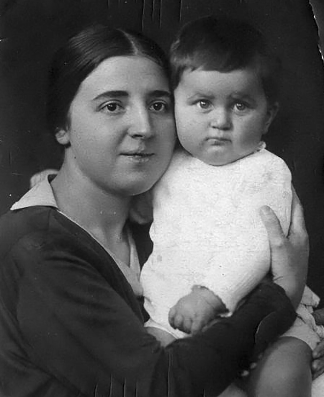 Nadezhda Allilueva (1901-1932), seconda moglie di Stalin, con il figlio Vasilij