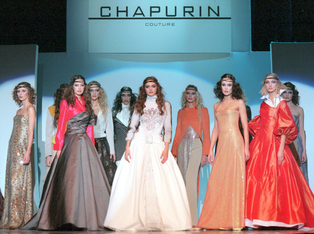 Igor Chapurin mempersembahkan koleksi barunya di Moscow Fashion Week, 2000.