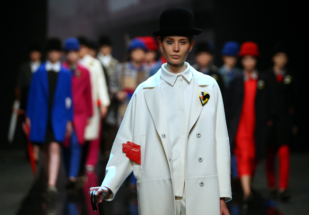Koleksi Victoria Andreyanova di catwalk Moscow Fashion Week, 2015