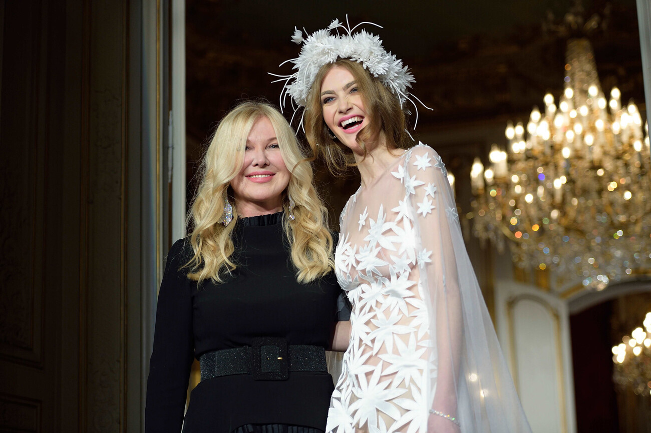 Yulia Yanina (kiri) di Paris Fashion Week Haute Couture Musim Semi-Musim Panas 2015
