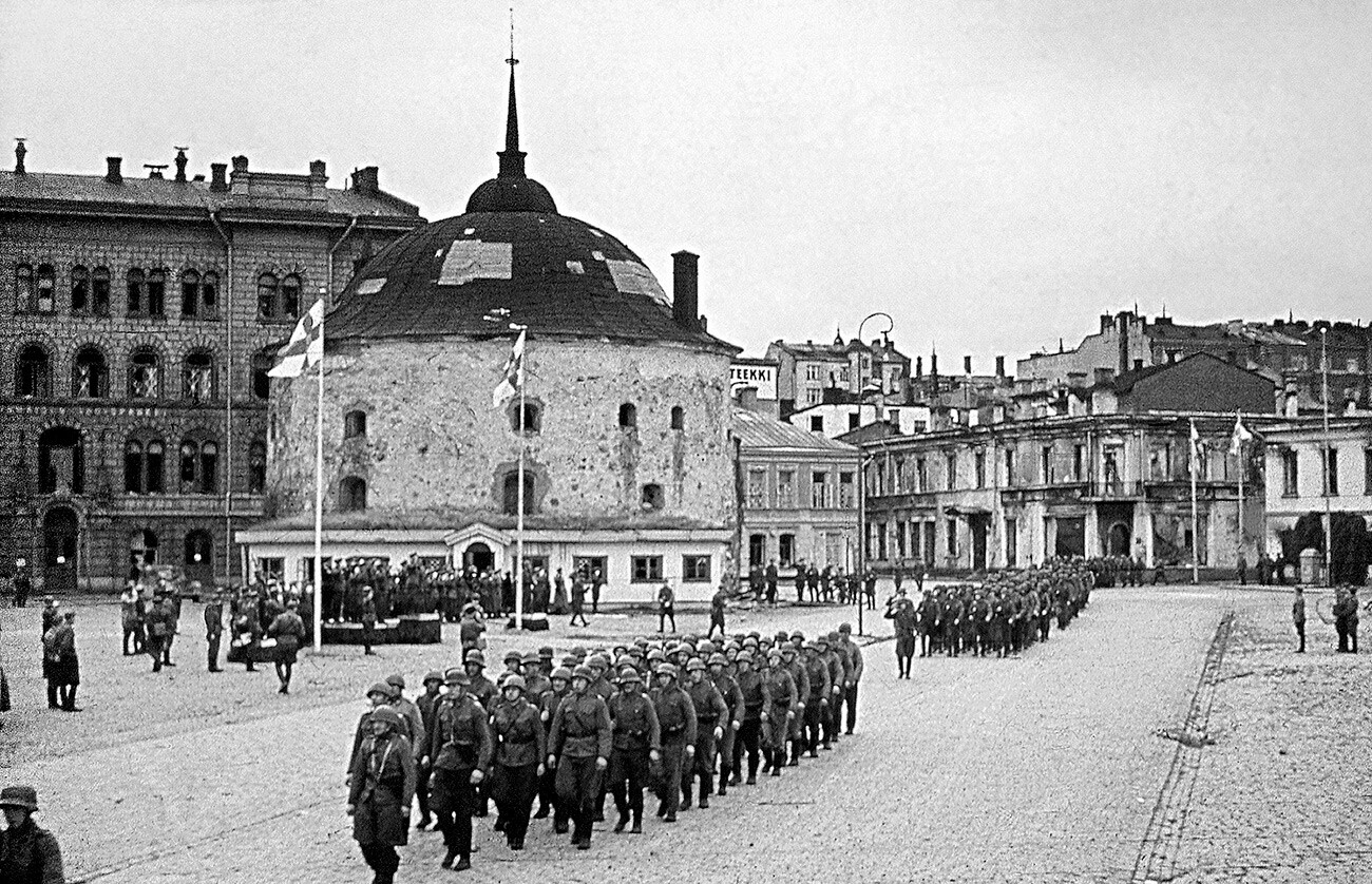 Finski vojaki IV. korpusa na paradi, ki med nadaljevalno vojno ob okroglem stolpu praznujejo osvojeni Viborg