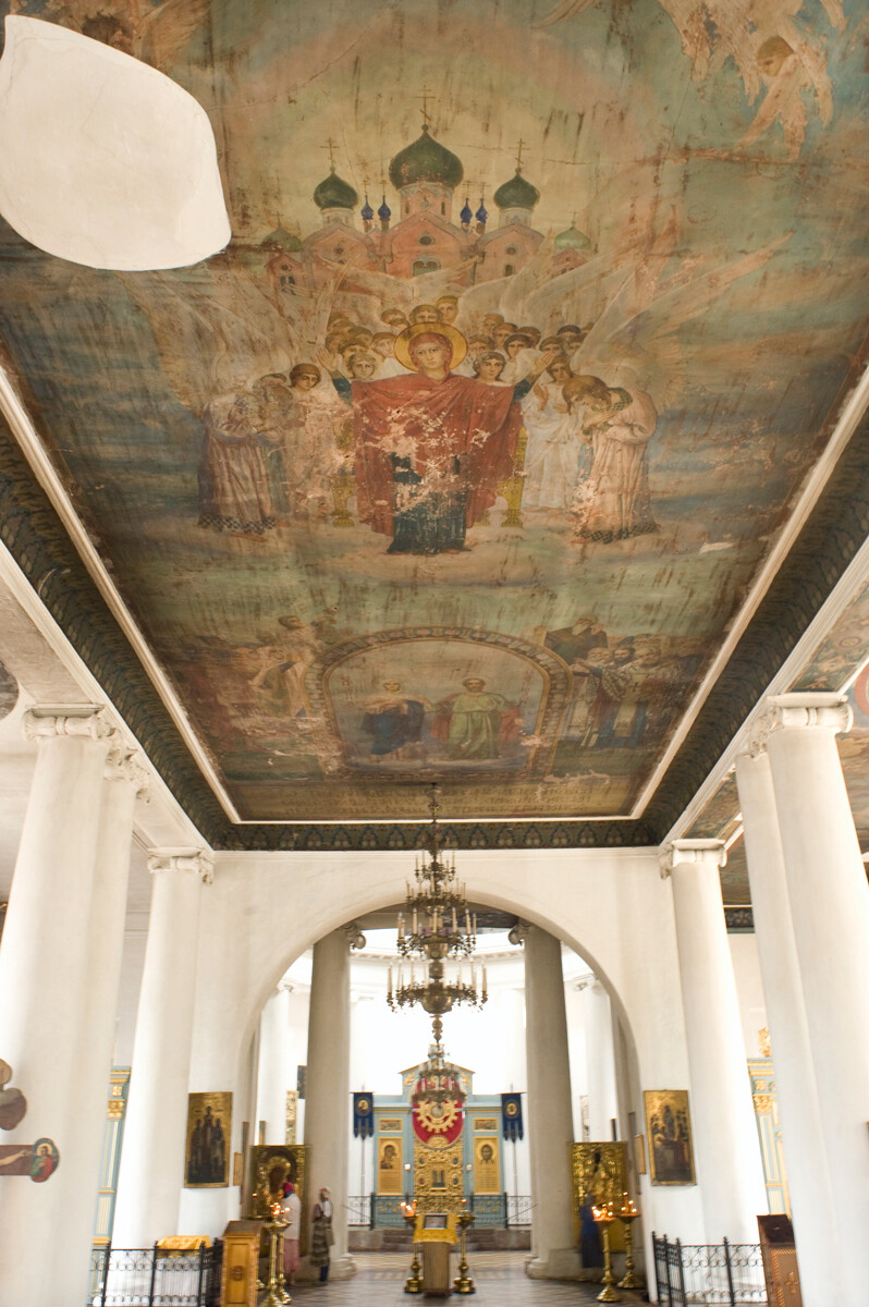 Iglesia de la Trinidad (San Joaquín y Santa Ana). Pintura del techo del vestíbulo de principios del siglo XX 'Asamblea de la Virgen María'. 15 de agosto de 2012.