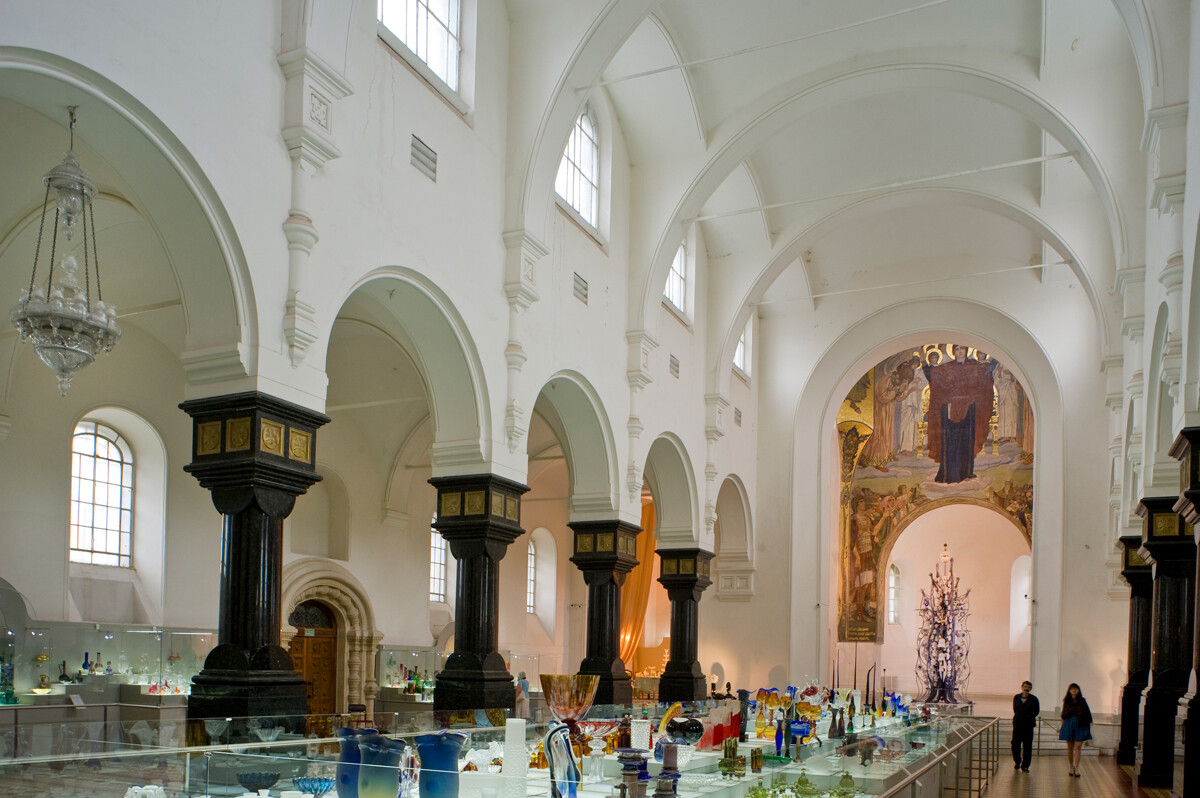 Gus-Jrustalni. Iglesia de San Jorge. Vista este hacia el mosaico del altar. Primer plano: Museo del Vidrio, 15 de agosto de 2012.