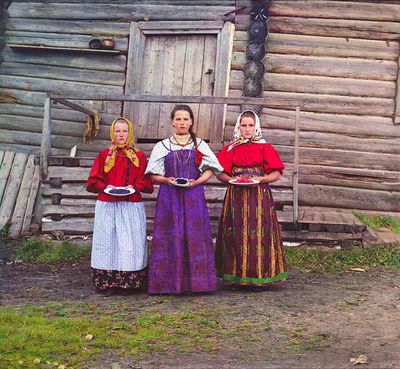Gadis-gadis petani dengan buah beri di sebuah desa dekat Vologda, 1909