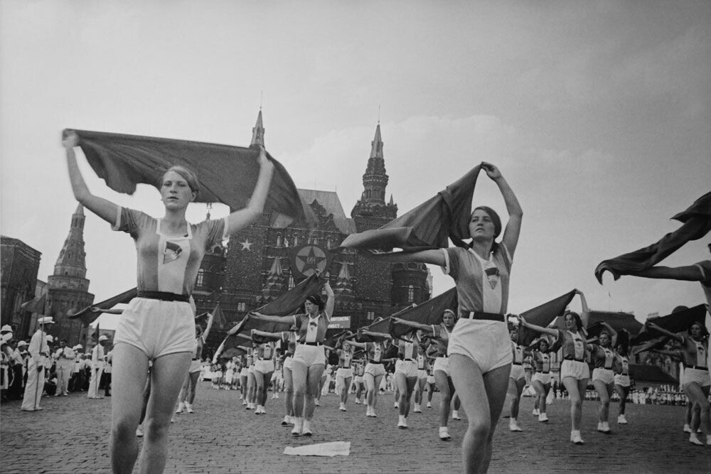 Gadis-gadis dengan syal. Parade olahraga di Lapangan Merah, 1935