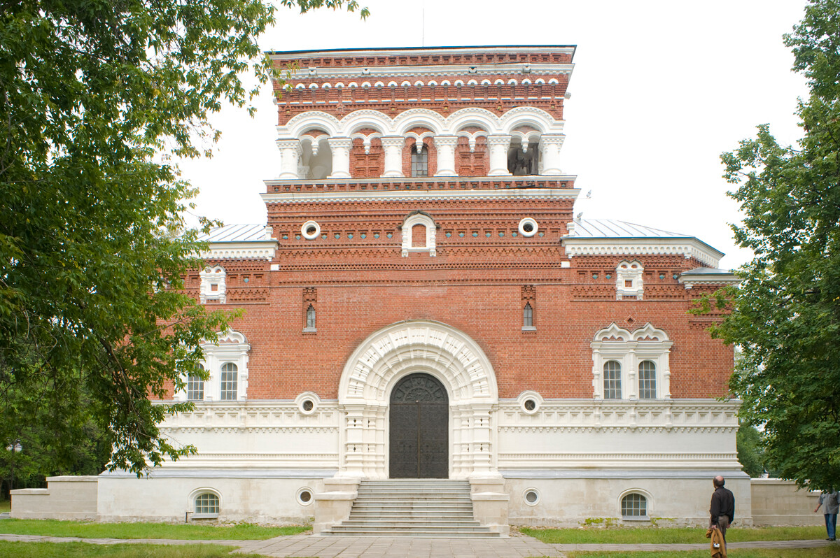 Iglesia de San Jorge, vista oeste. (Campanario eliminado en el período soviético). 15 de agosto de 2012.