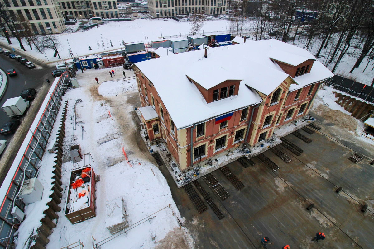 A historic house was MOVED for the first time in St. Petersburg