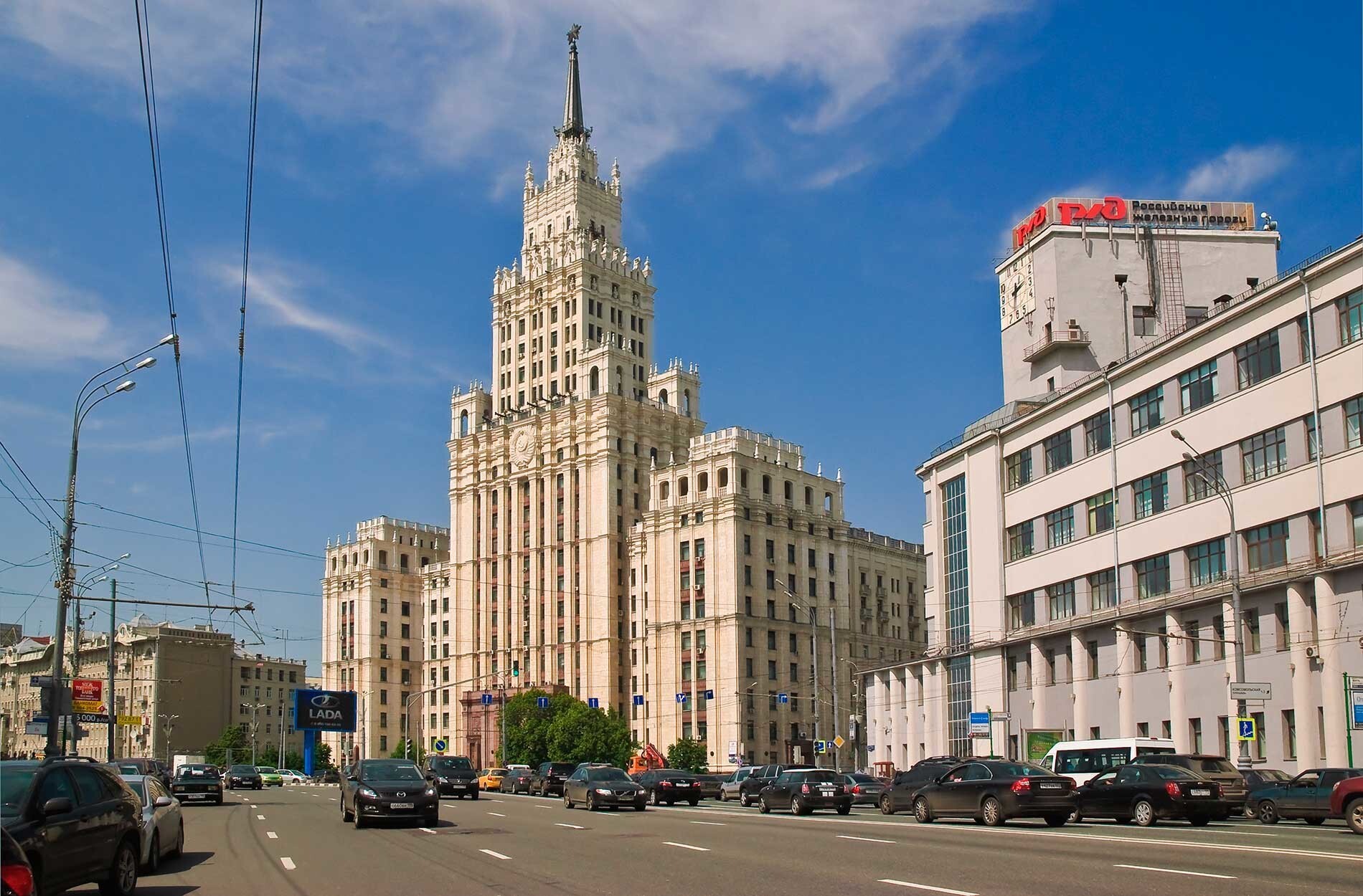 「クラスヌイエ・ヴォロータ」駅付近のスターリン様式の高層建築