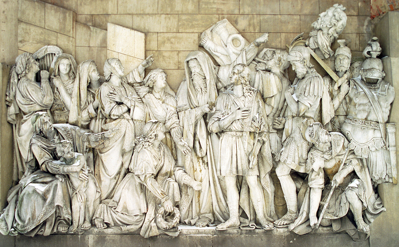 Altorrelieves de mármol milagrosamente guardados de la destruida catedral de Cristo Salvador.