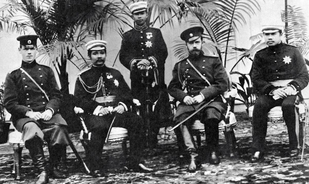 El emperador Nicolás II (segundo por la derecha), el gran duque Mijaíl Alexándrovich (primero por la izquierda) durante el encuentro con el rey siamés (segundo por la izquierda) en Tsárskoye Selo 1897.