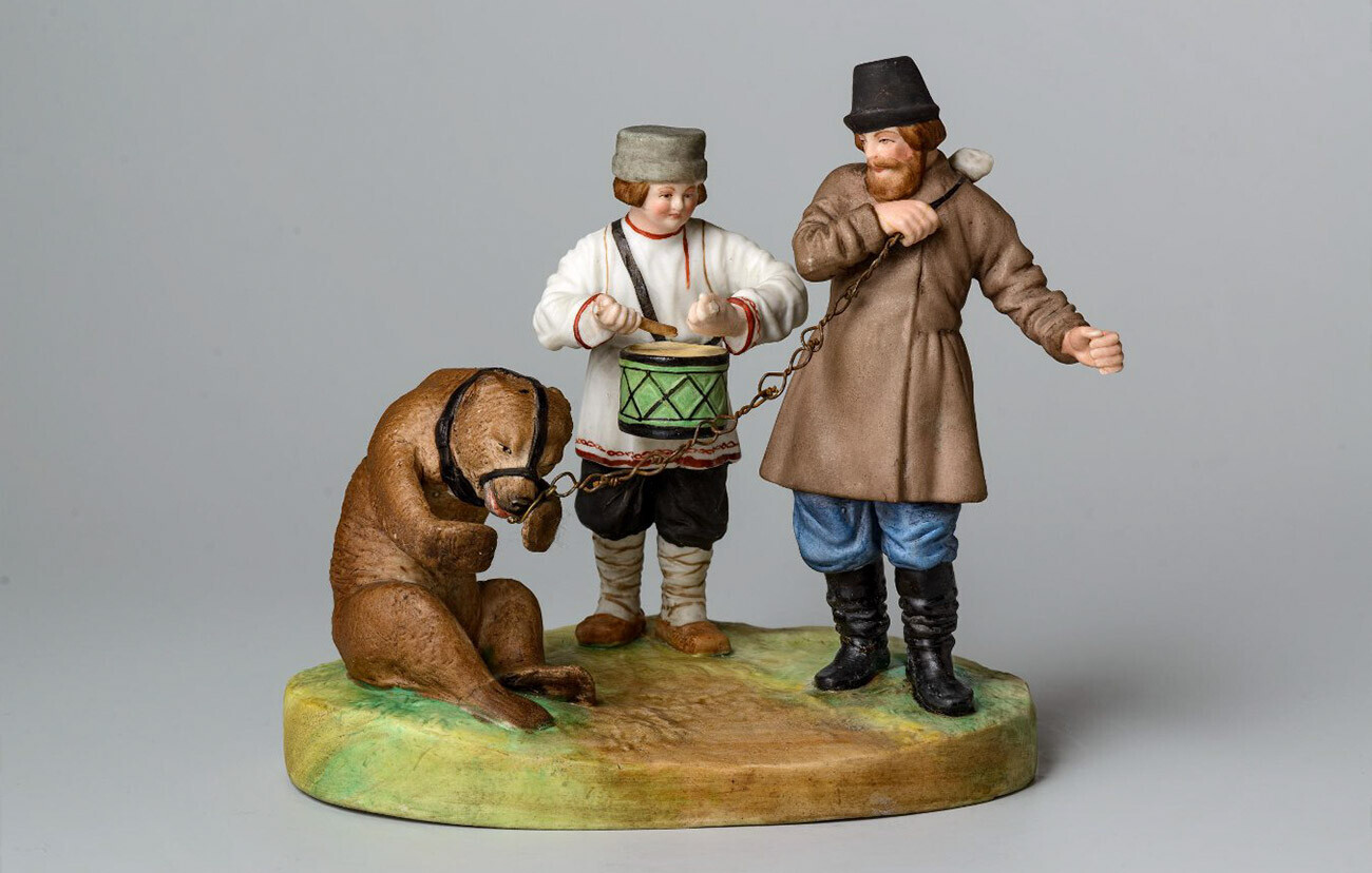 Grupo escultórico “Um Urso está sendo levado”. Fábrica Gardner dos anos 1880-1890, coleção do Museu Histórico do Estado.