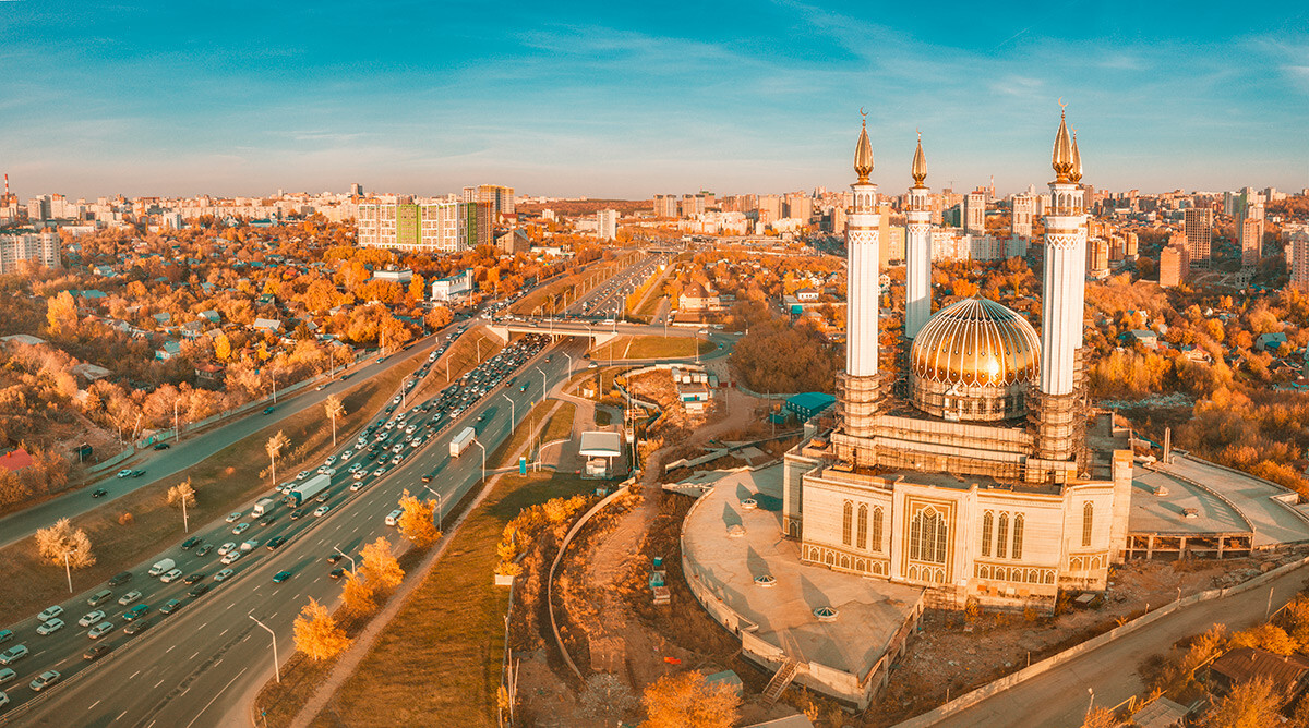 Pogled iz zraka na islamsko mošejo v bližini prometne avtoceste v Ufi. Znamenitosti in priljubljena mesta v Rusiji.