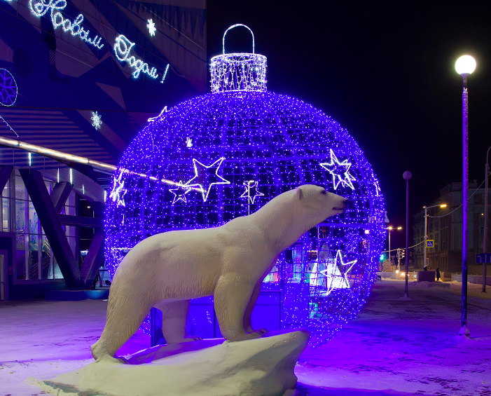 Sebuah kompleks olahraga di Norilsk dan monumen untuk Aika di sebelahnya.